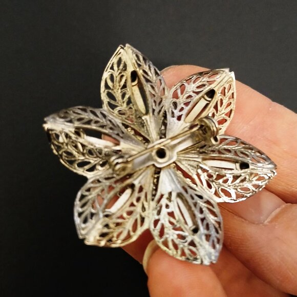 Vintage 1950s MCM Pale Blue Rhinestone and Silvertone Fleur De Lis Flower Brooch - Picture 4 of 5